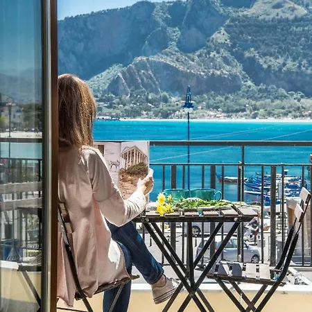 Apartment Casetta Vista Mare In Piazza A Mondello Palermo