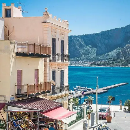 Casetta Vista Mare In Piazza A Mondello *