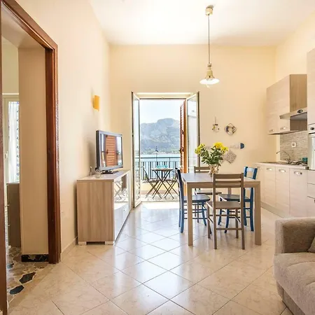 Casetta Vista Mare In Piazza A Mondello Apartment